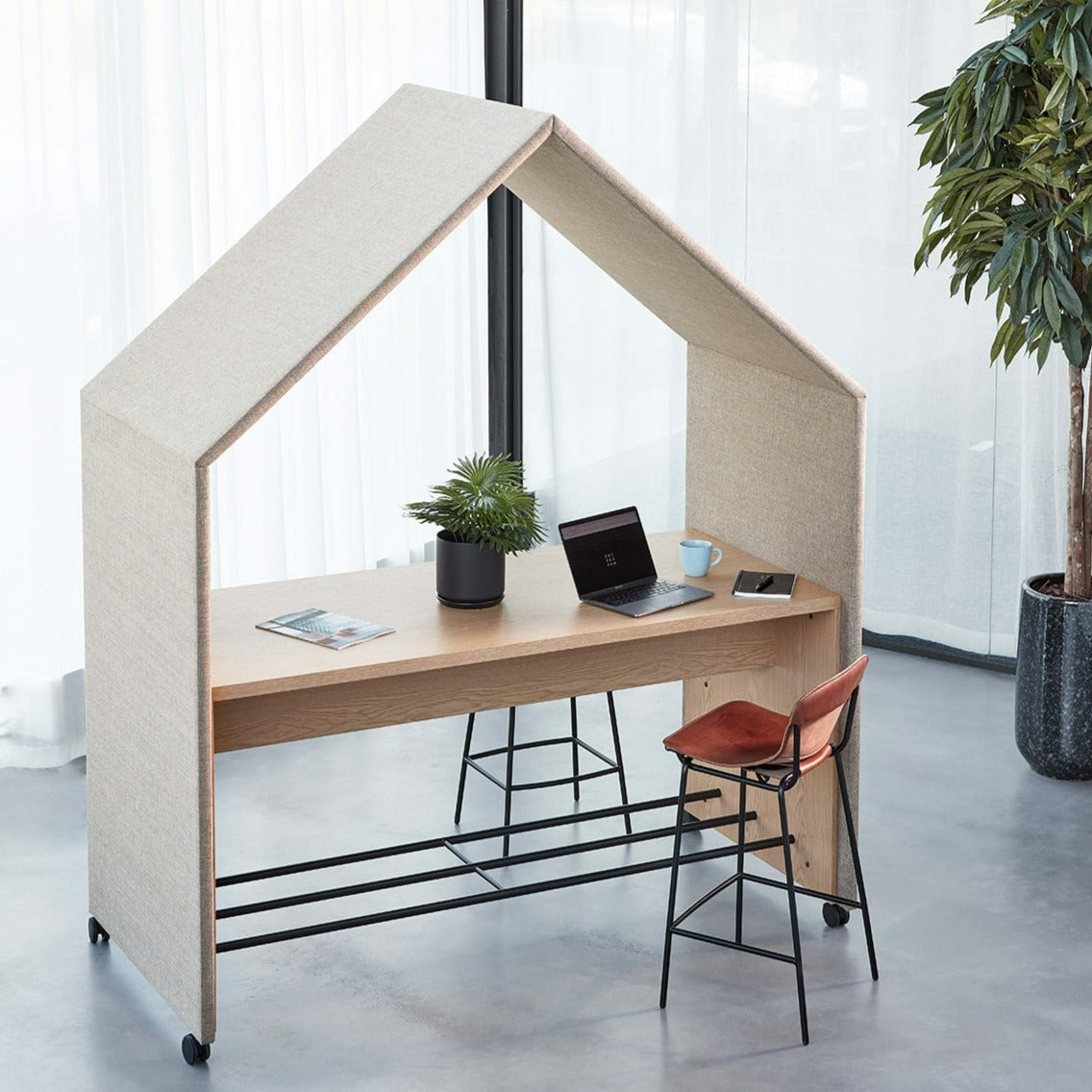 Half a Hut Gem med bord